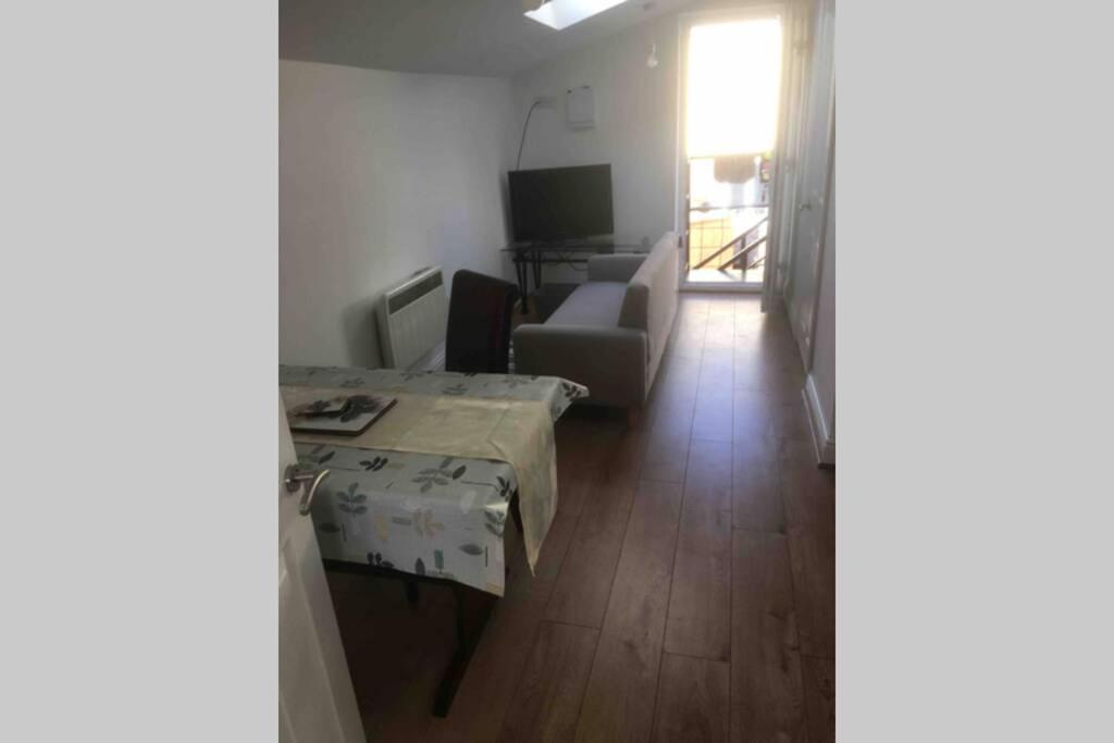 Comfy New Self Contained 1 Bed Flat - Modern!